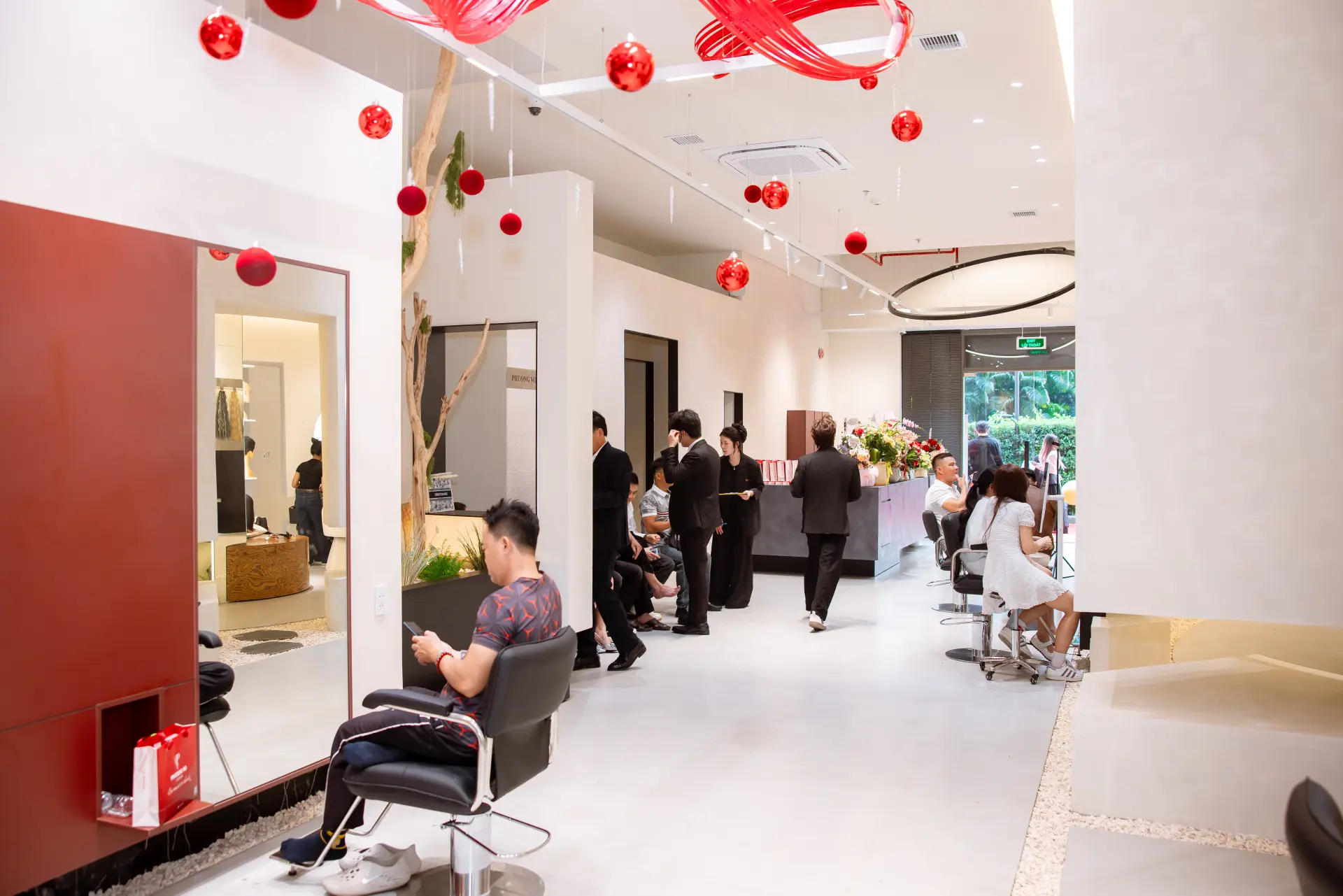 Về Phương Võ Center